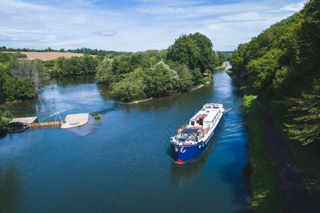 Photos : Art de Vivre - French Hotel Barge l'Art de Vivre cruising Nivernais Canal in Northern Burgundy France