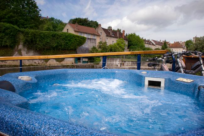 Photos : Hot tub - French Hotel Barge l'Art de Vivre cruising Nivernais Canal in Northern Burgundy France