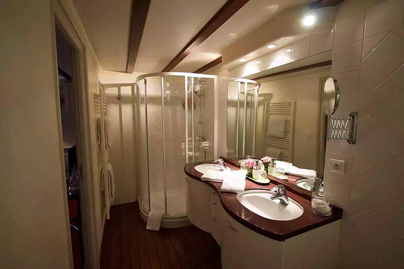 Hotel Barge Aurora - Bathroom