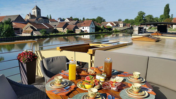 French Hotel Barge Grand Cru - Cruising