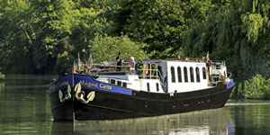 Hotel Barge MAGNA CARTA - Barging in England Royal River Thames - www.BargeCharters.com