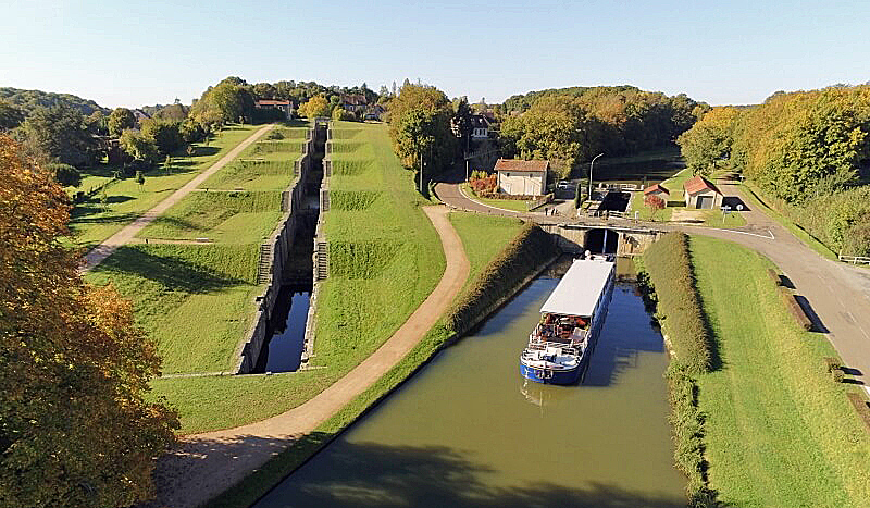 Rogny-les-Sept-Écluses Barging in France -Canal de Briare, France - BargeCharters.com