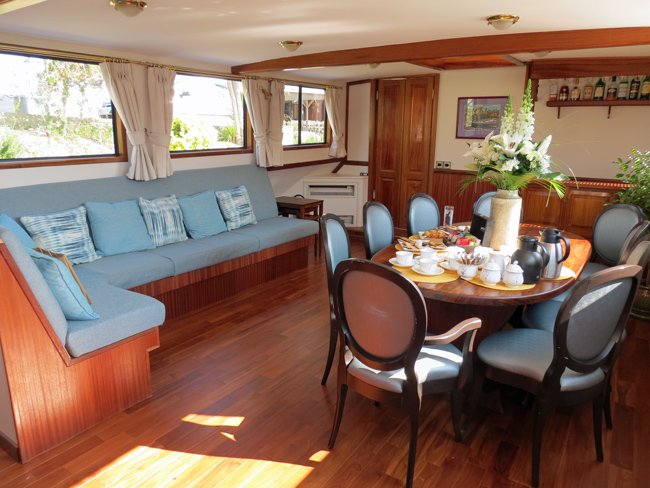 French hotel barge Anjodi - Salon and Dining