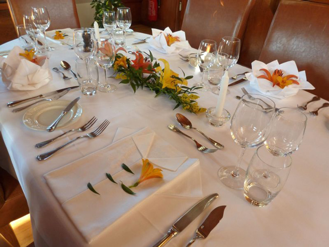 French hotel barge Anjodi - Table setting