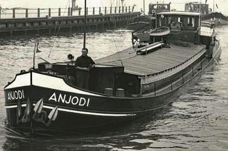 Hotel Barge Anjodi in 1965