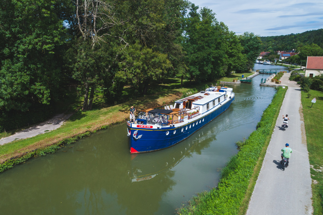 Photos : Cruising - French Hotel Barge l'Art de Vivre cruising Nivernais Canal in Northern Burgundy France