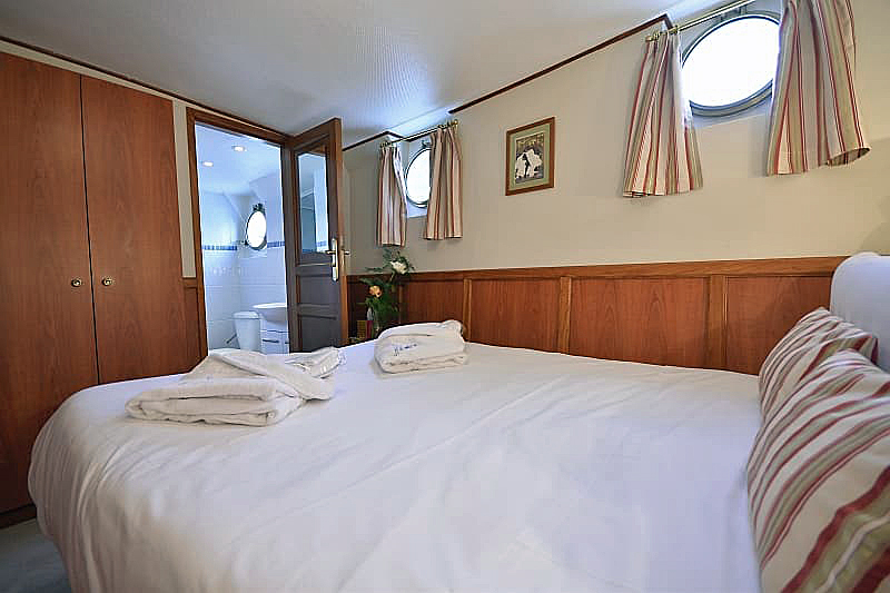 Photos : Guest cabin, double - French Hotel Barge l'Art de Vivre cruising Nivernais Canal in Northern Burgundy France