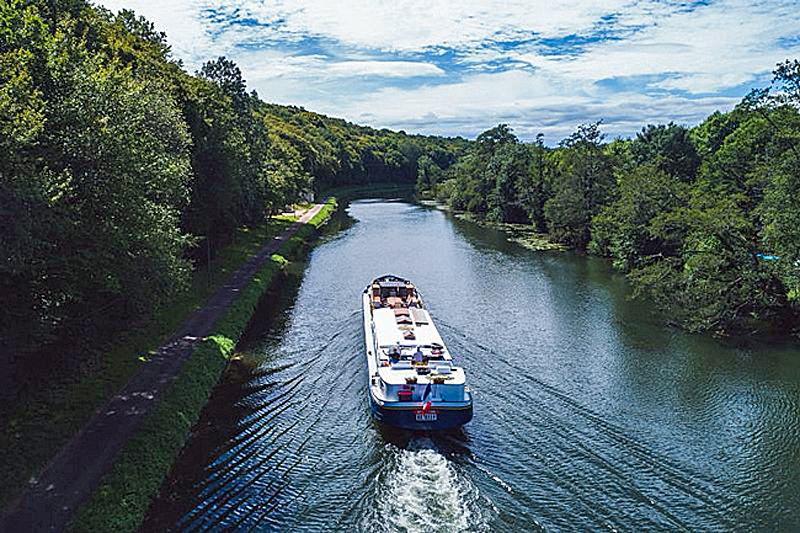 Photos : Barge cruise - French Hotel Barge l'Art de Vivre cruising Nivernais Canal in Northern Burgundy France