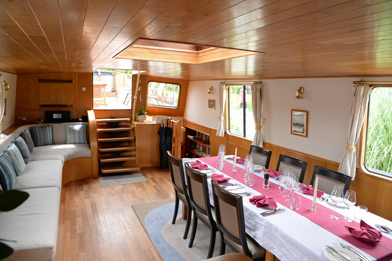 Photos : Dining Bar Salon - French Hotel Barge l'Art de Vivre cruising Nivernais Canal in Northern Burgundy France