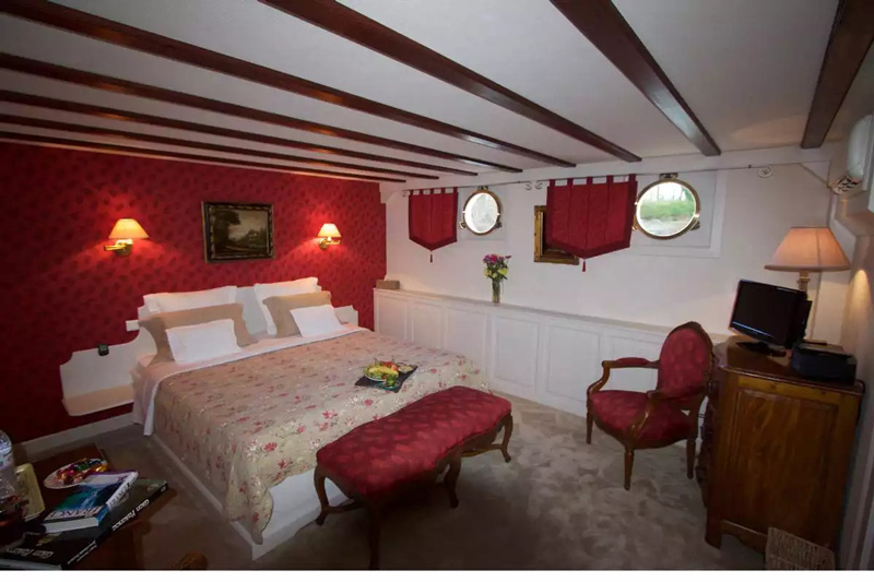 Hotel Barge Aurora - Red cabin