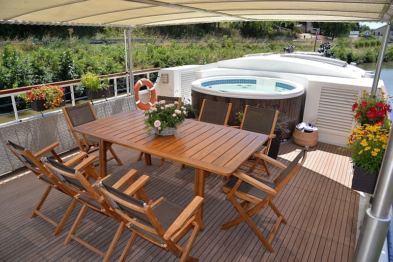 Photos : French Hotel Barge Finesse cruising in southern Burgundy France