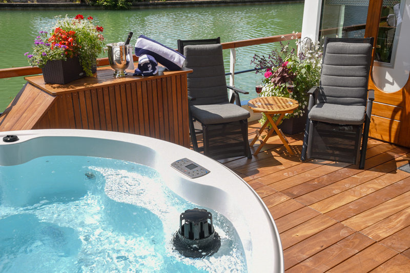 Photos : French Hotel Barge Kir Royale - Hot tub / Spa pool