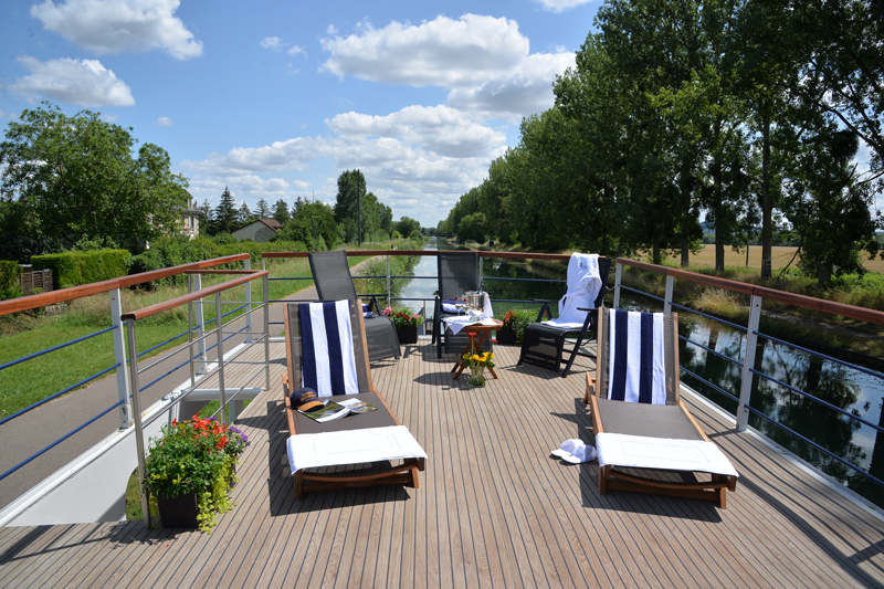 Photos : French Hotel Barge Kir Royale - relaxing sunbeds