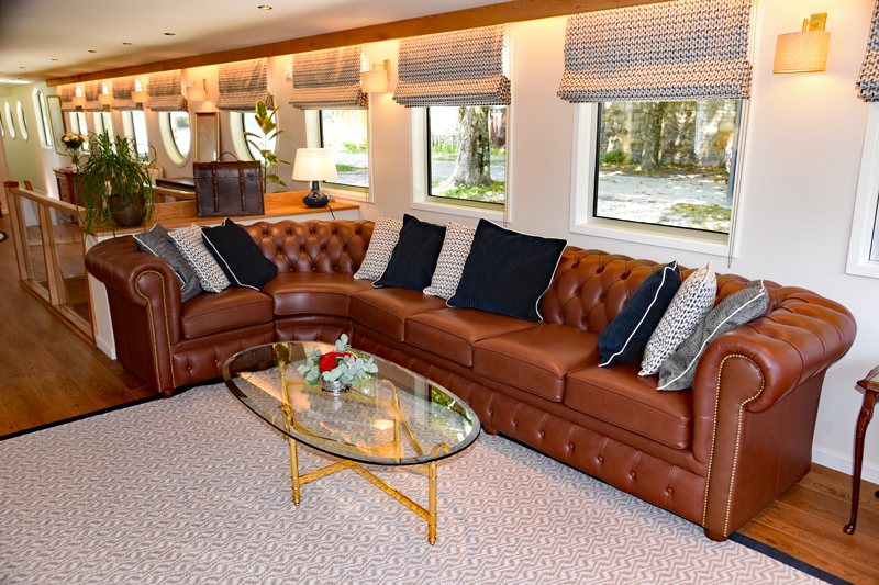 Photos : French Hotel Barge Kir Royale - Saloon sofa