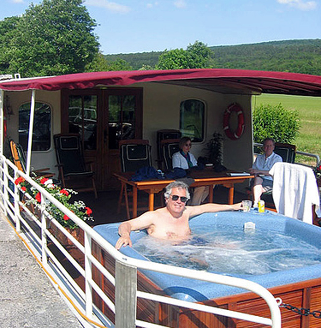 Enjoy the hot tub - French Barge Prosperite - Cruising Southern Burgundy
