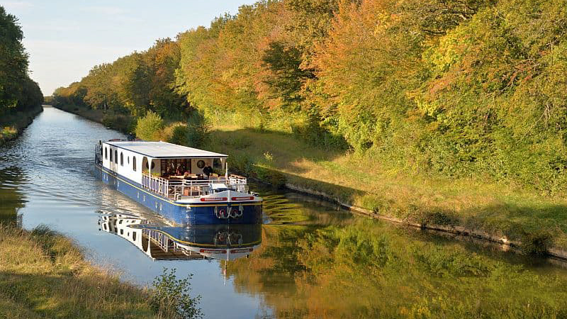 French Barge Renaissance - Enjoy the beautiful countryside. Cruising the Upper Loire and Western Burgundy regions of France