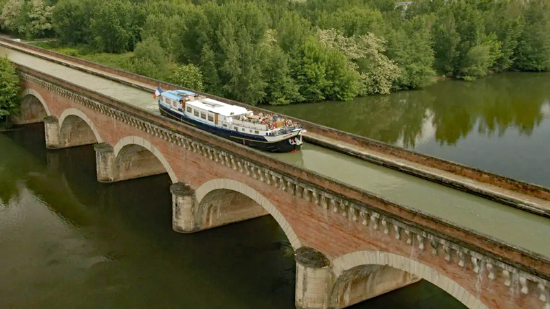 French Barge Rosa - Aqueduct - Cruising Gascony and Bordeaux France