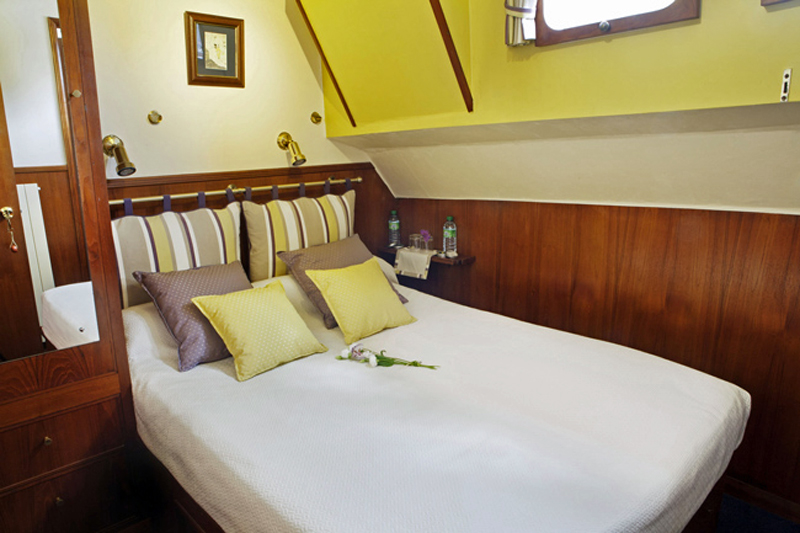 French Barge Rosa - Guest cabin, double - Cruising Gascony and Bordeaux France