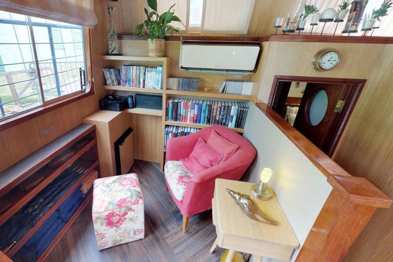 French Barge Rosa - Cozy reading spot - Cruising Gascony and Bordeaux France