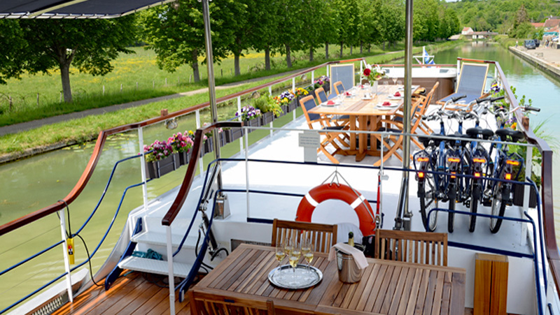 Family barge cruise - Safe passenger areas on decks