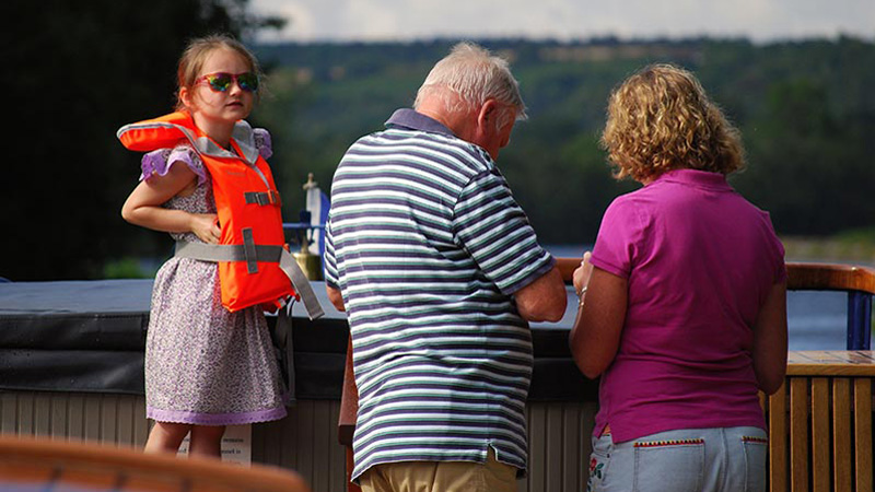 Family barge cruise - Multigenerational groupc