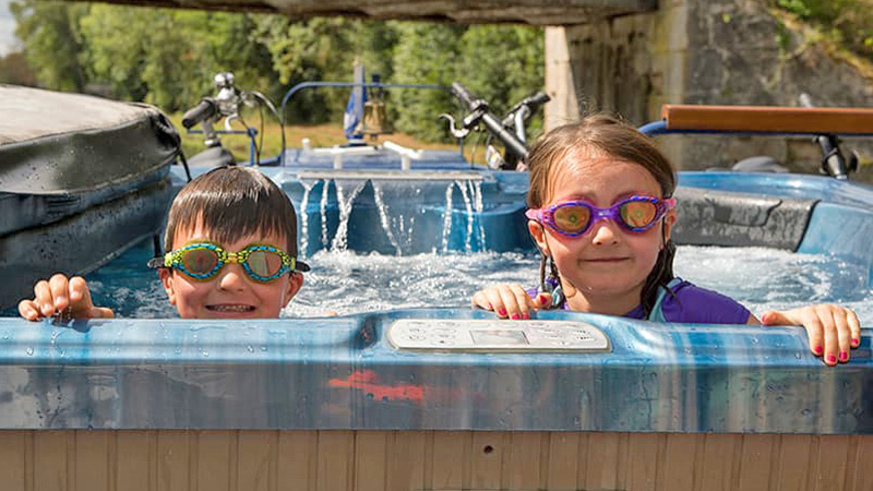 Family barge cruise - Kids enjoying the hot tub