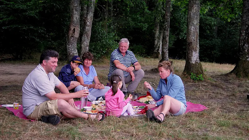 Family barge cruise - Family picnic