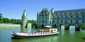 Hotel Barge NYMPHEA - Barging in France - www.BargeCharters.com